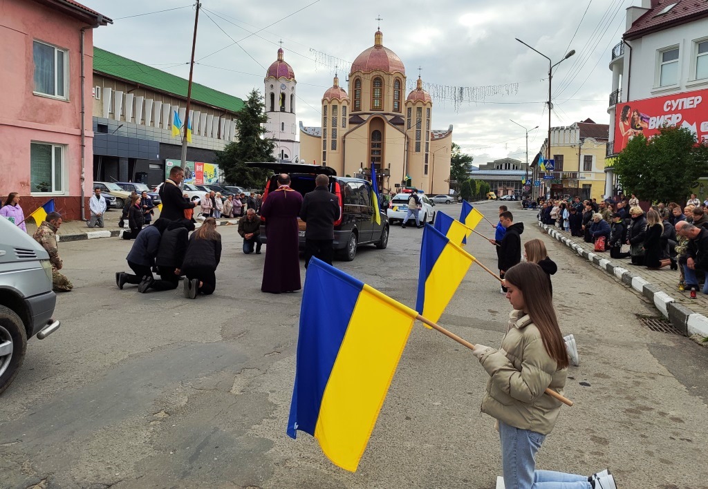 Мешканці Тлумача на колінах зустріли скорботний кортеж з тілом воїна Миколи Салітри