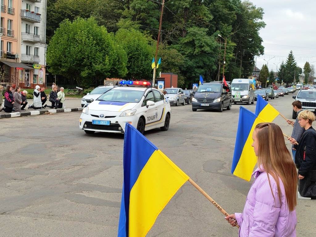 Мешканці Тлумача на колінах зустріли скорботний кортеж з тілом воїна Миколи Салітри