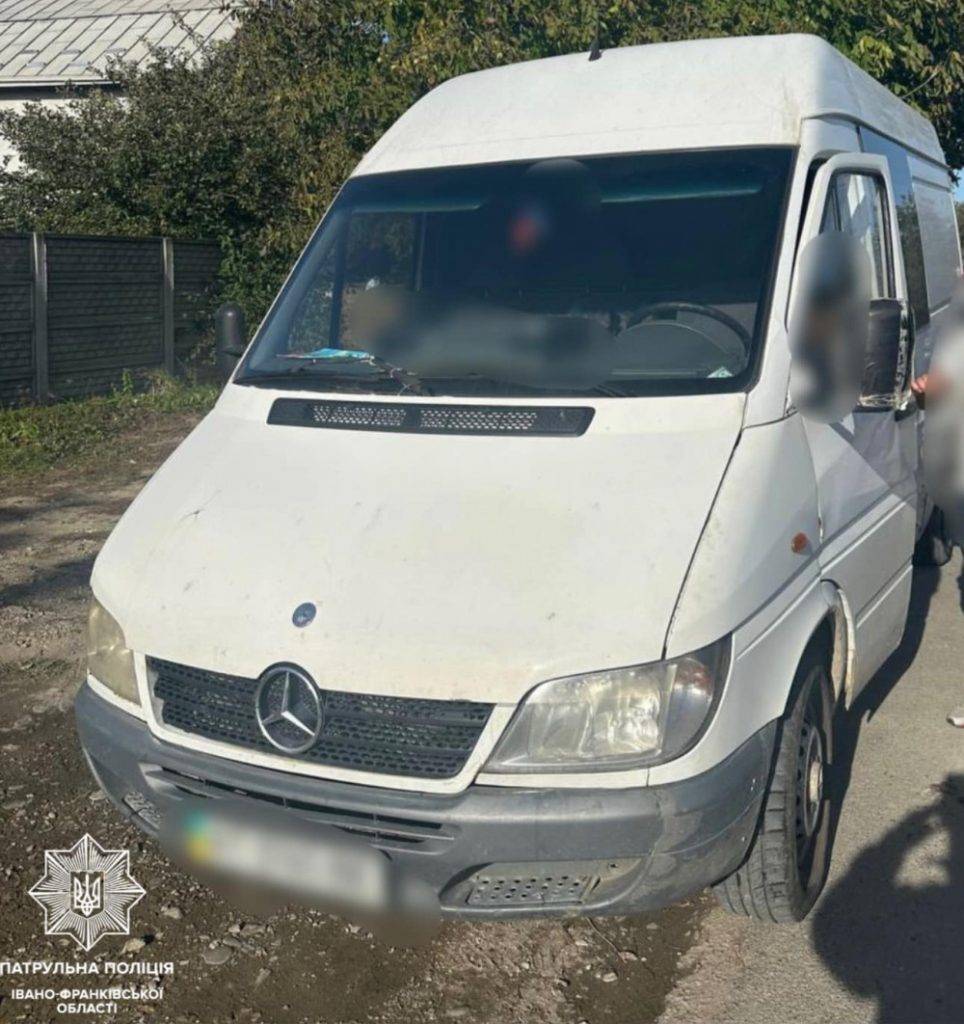 У Вовчинцях зупинили п'яного водія мівінену, який мав при собі наркотики