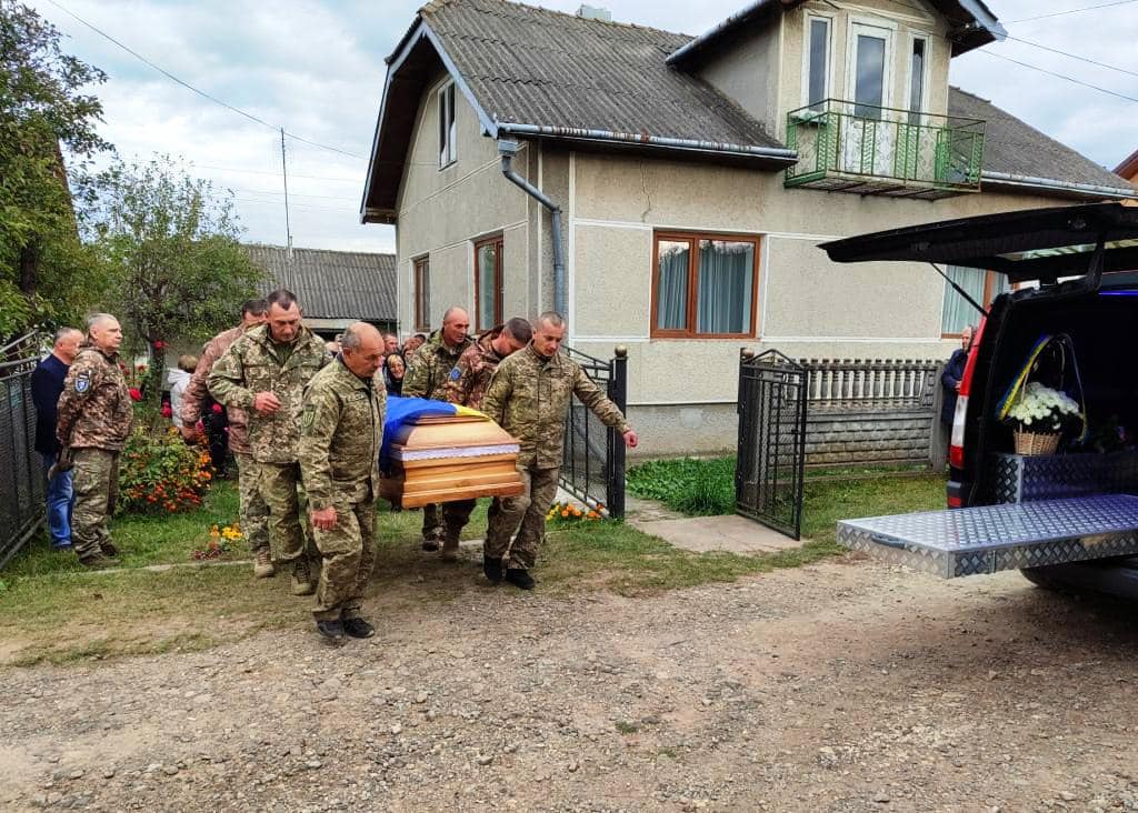 У Тлумачі зустріли загиблого на війні захисника Дмитра Самборського