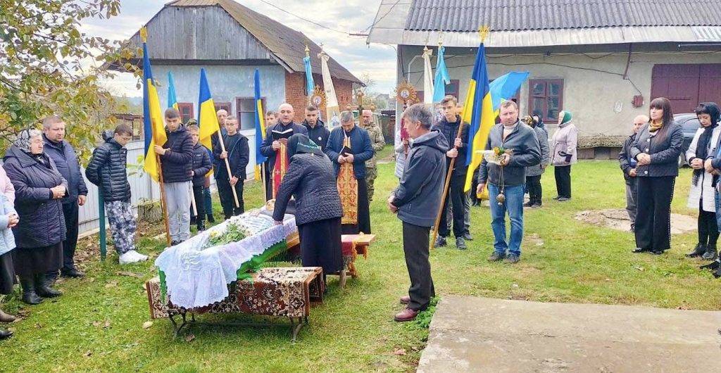У Тисменицькій громаді попрощались із загиблим на війні Героєм Віктором Цапком. ФОТО