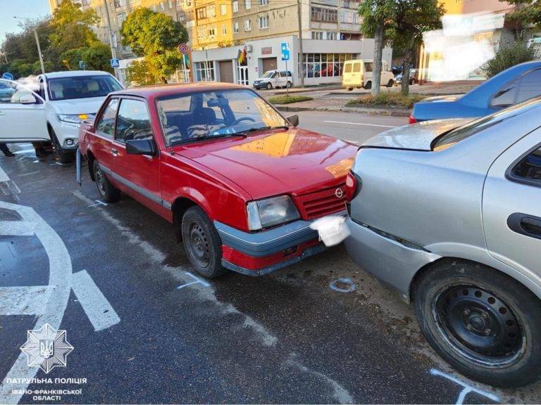 У Франківську трапилась ДТП за участі чотирьох автомобілів. ФОТОФАКТ