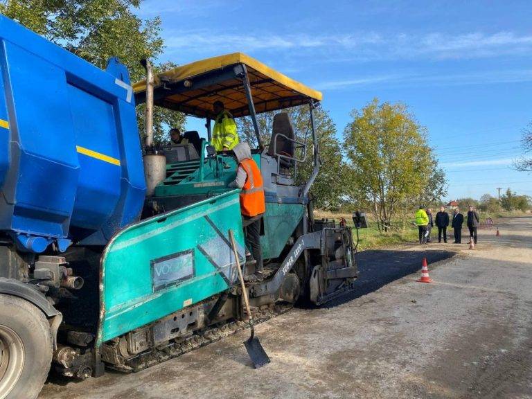 На Прикарпатті ремонтують дорогу Рожнятів-Липовиця