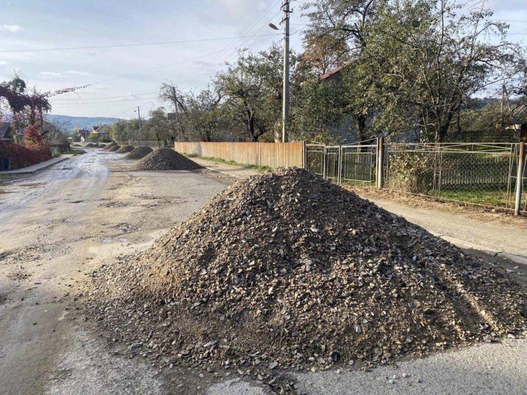 На Прикарпатті ремонтують дорогу Рожнятів-Липовиця