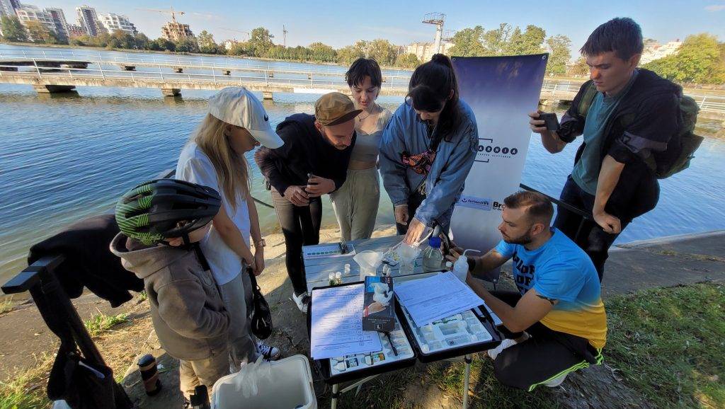 Волонтери перевірили якість води у міському озері Івано-Франківська