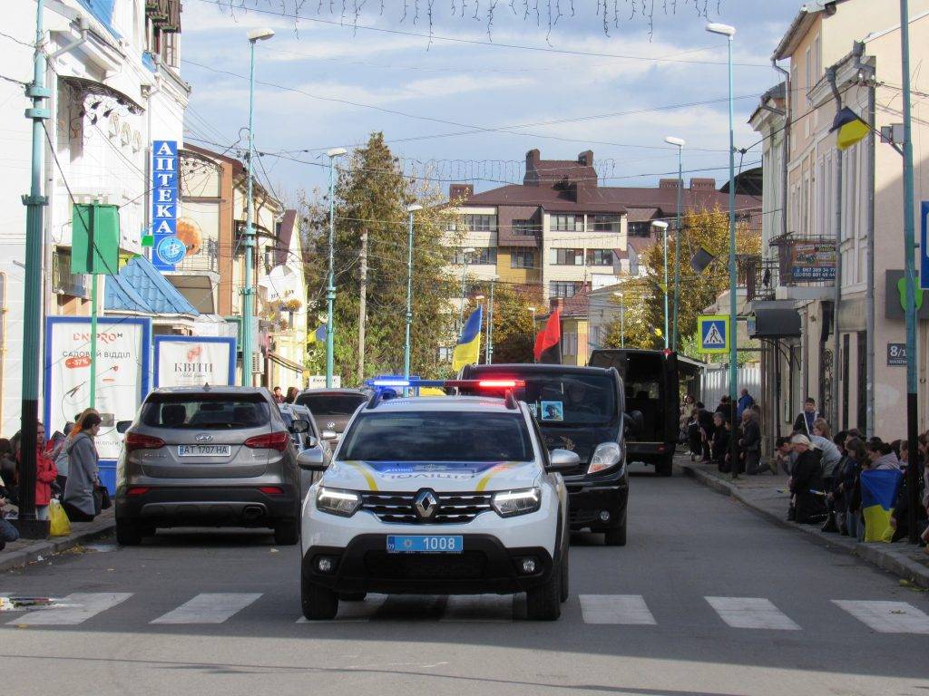 Жителі Надвірнянської громади навколішки зустріли полеглого захисника Олега Павлишина