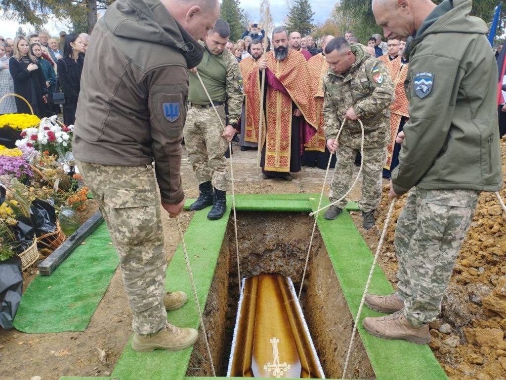 Жителі Надвірнянщини провели на вічний спочинок земляка-героя Олега Павлишина