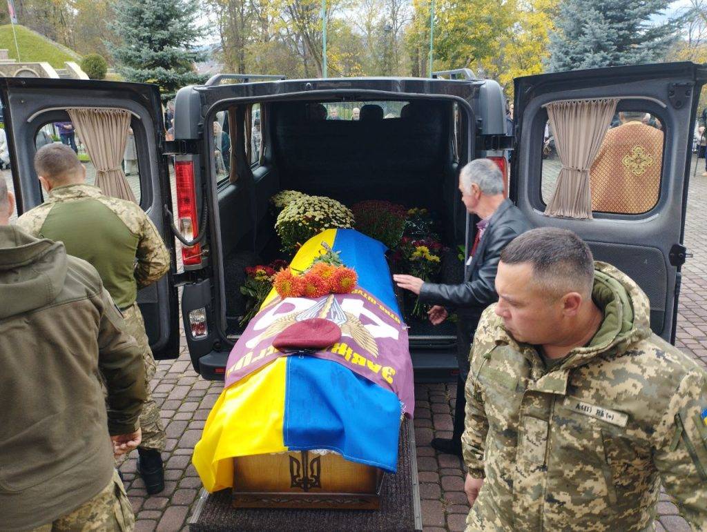 Жителі Надвірнянщини провели на вічний спочинок земляка-героя Олега Павлишина