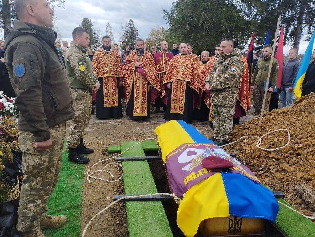 Жителі Надвірнянщини провели на вічний спочинок земляка-героя Олега Павлишина