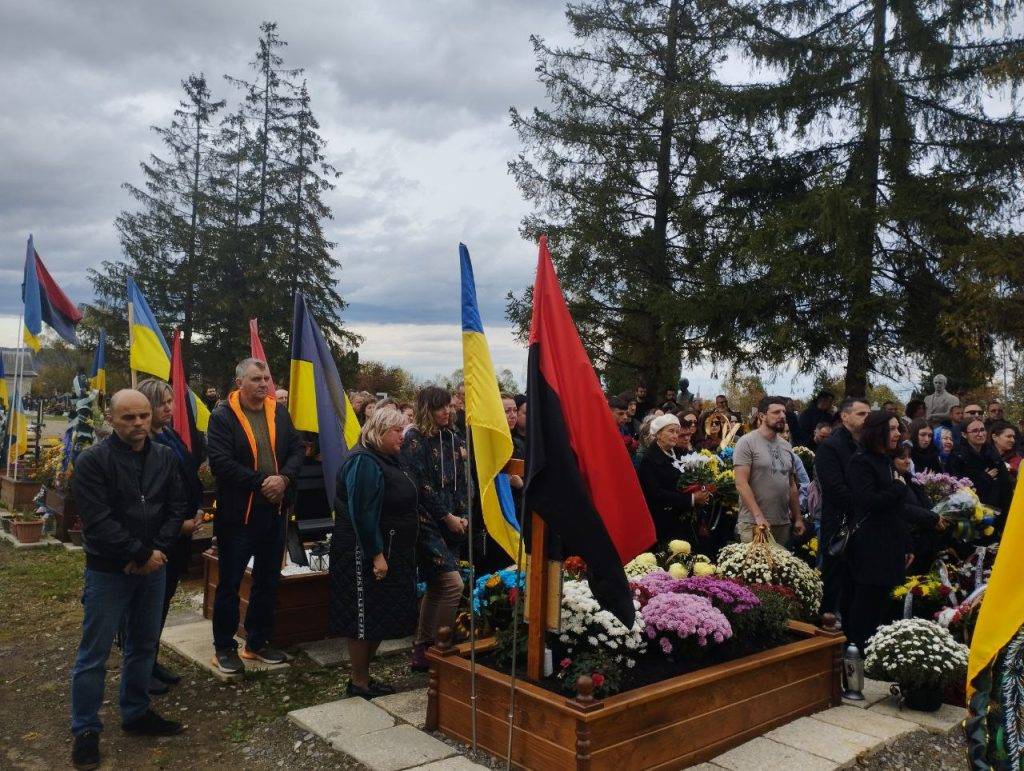 Жителі Надвірнянщини провели на вічний спочинок земляка-героя Олега Павлишина