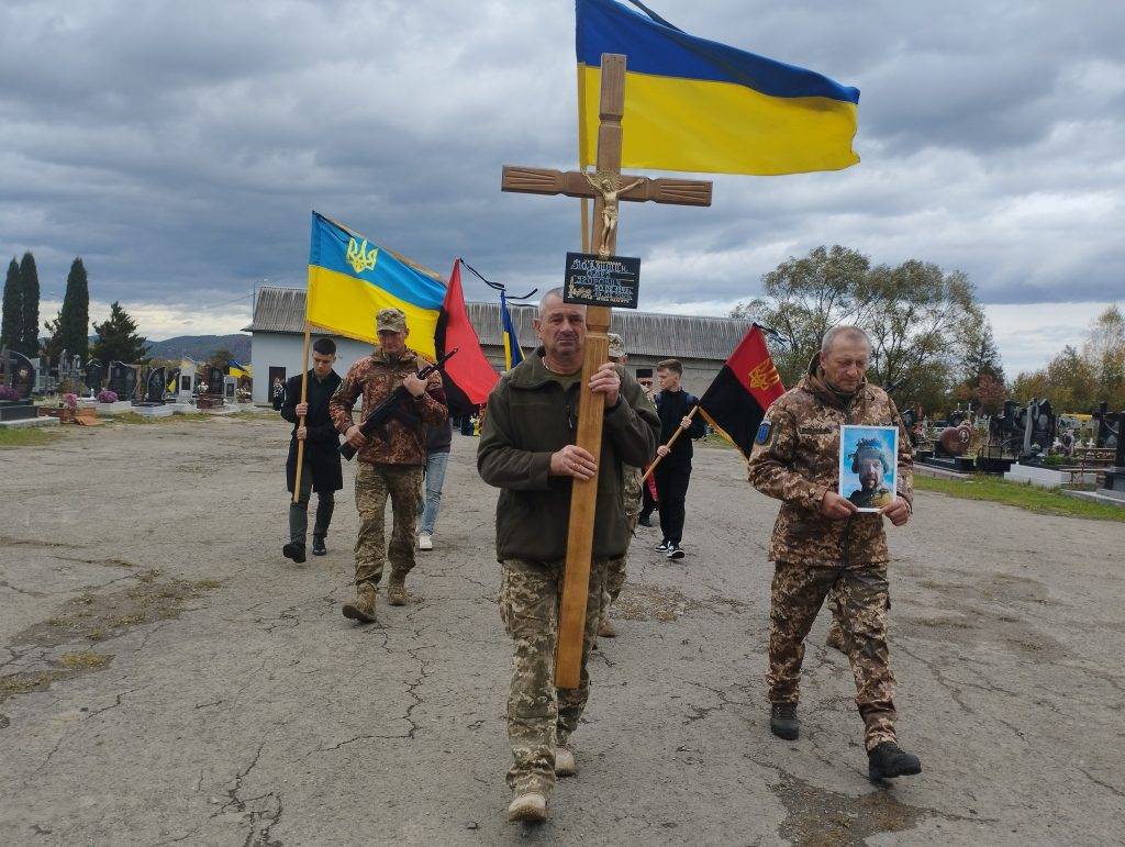 Жителі Надвірнянщини провели на вічний спочинок земляка-героя Олега Павлишина