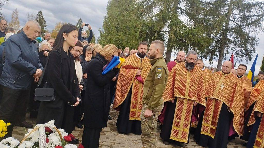 Жителі Надвірнянщини провели на вічний спочинок земляка-героя Олега Павлишина