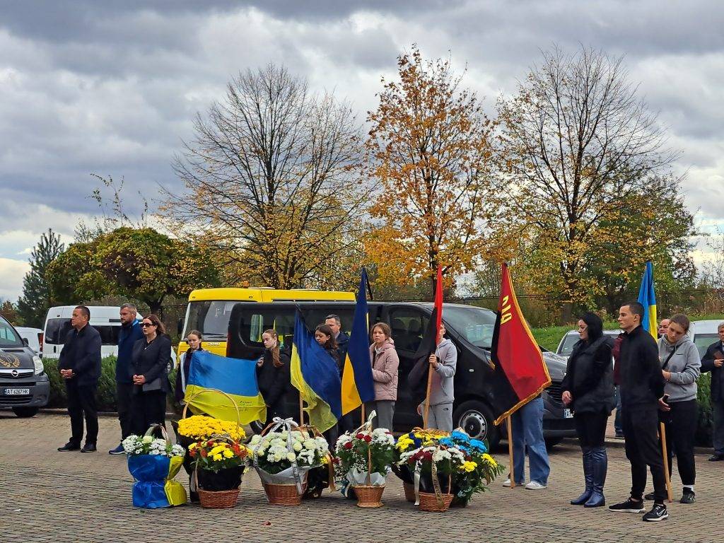 Жителі Надвірнянщини провели на вічний спочинок земляка-героя Олега Павлишина