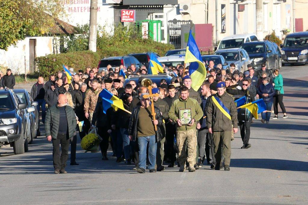 В Тисмениці попрощалися із мужнім воїном Василем Красножоном. ФОТО