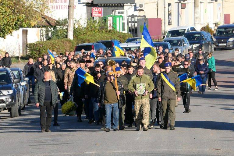 В Тисмениці попрощалися із мужнім воїном Василем Красножоном. ФОТО