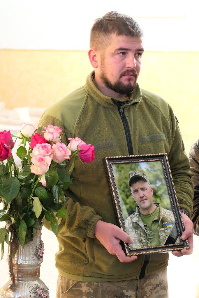 В Тисмениці попрощалися із мужнім воїном Василем Красножоном. ФОТО