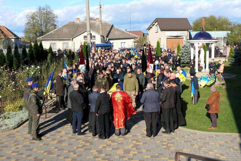 В Тисмениці попрощалися із мужнім воїном Василем Красножоном. ФОТО