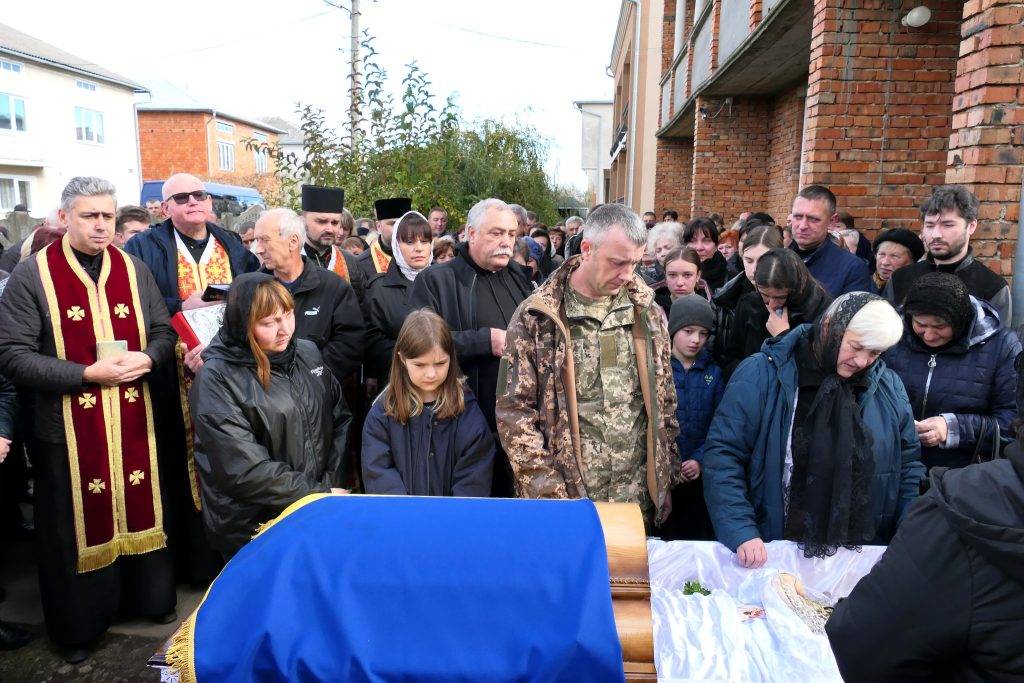 В Тисмениці попрощалися із мужнім воїном Василем Красножоном. ФОТО