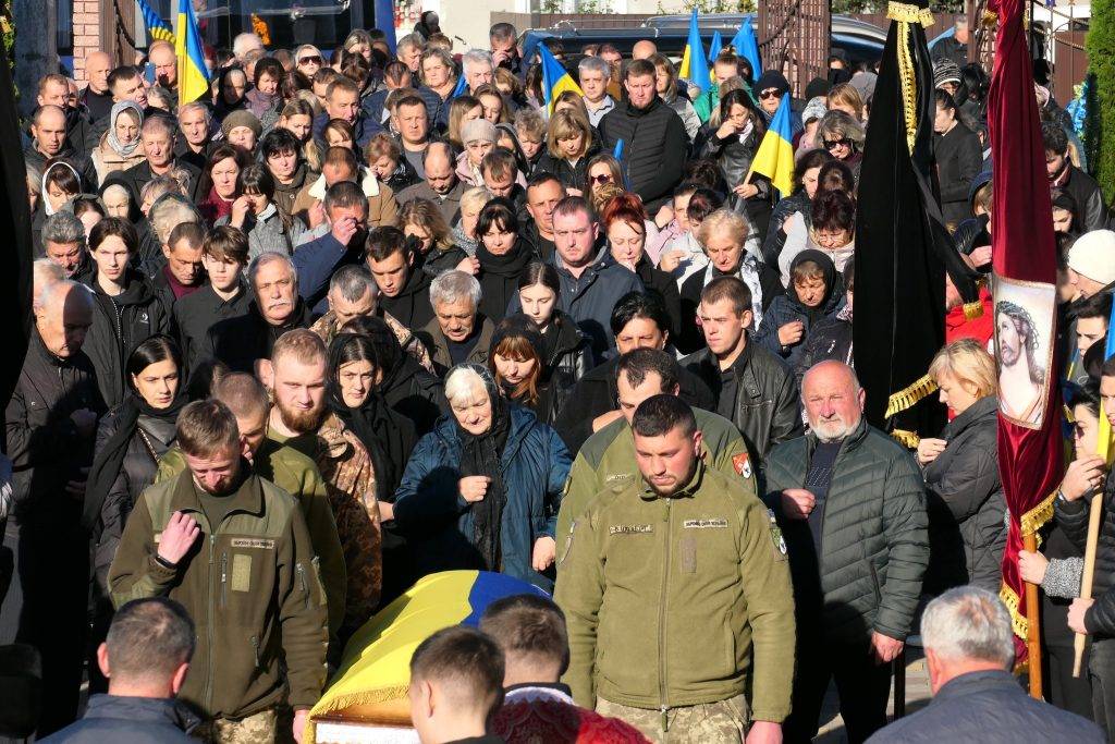 В Тисмениці попрощалися із мужнім воїном Василем Красножоном. ФОТО