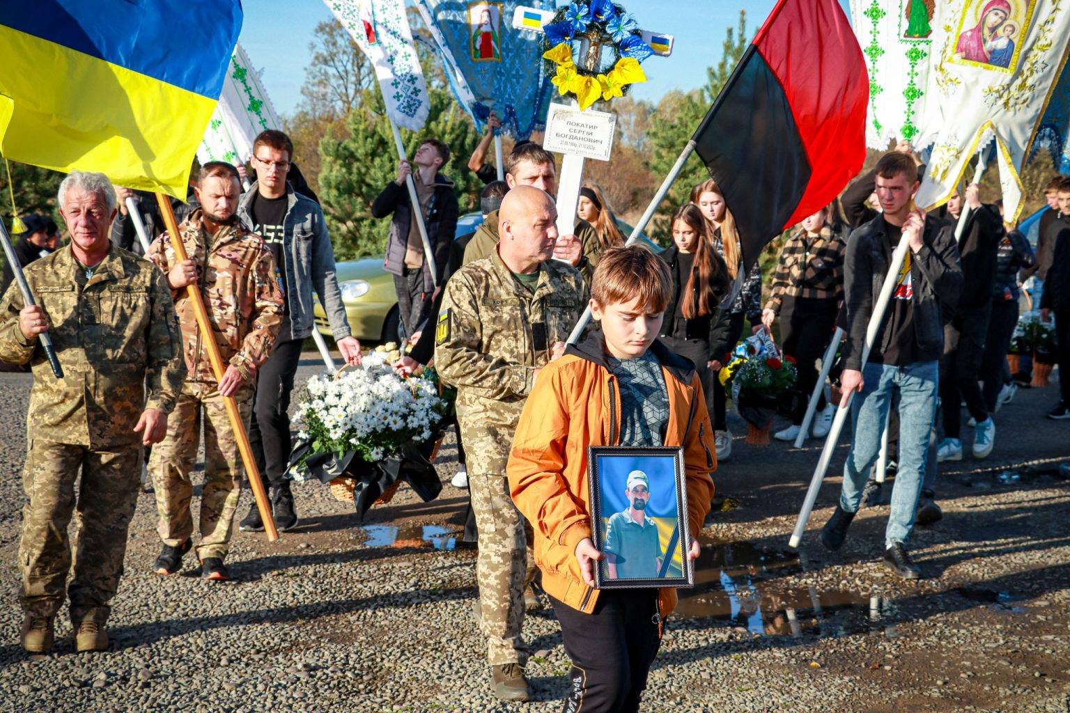 Рожнятівська громада гідно провела в останню дорогу воїна Сергія Локатиря