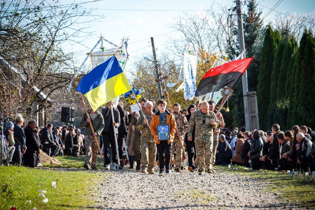 Рожнятівська громада гідно провела в останню дорогу воїна Сергія Локатиря