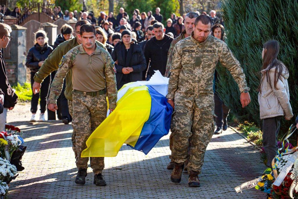 Рожнятівська громада гідно провела в останню дорогу воїна Сергія Локатиря