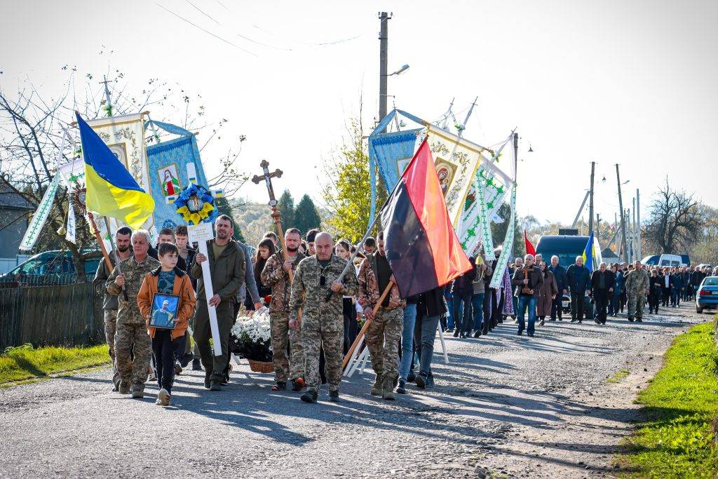 Рожнятівська громада гідно провела в останню дорогу воїна Сергія Локатиря