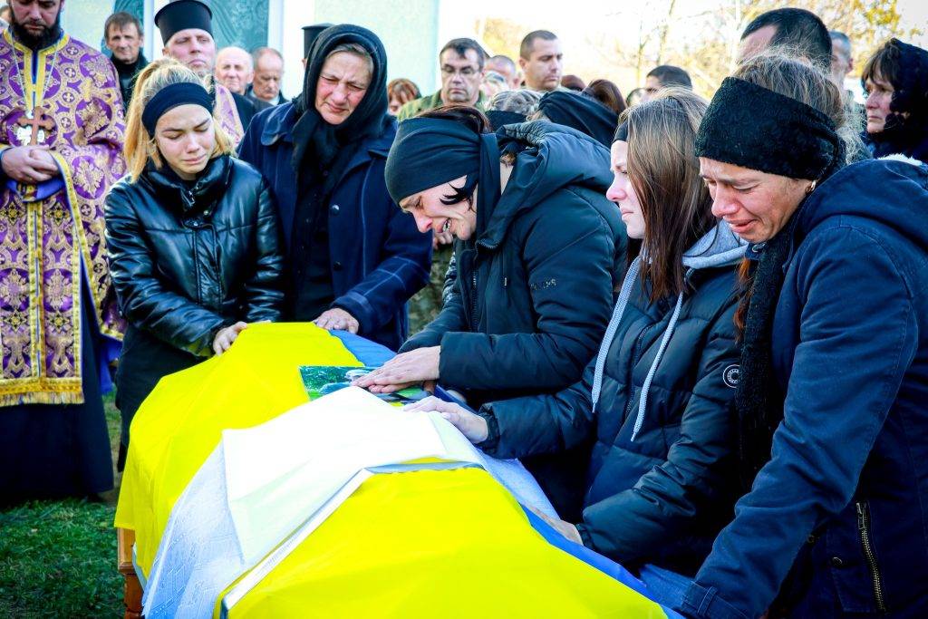 Рожнятівська громада гідно провела в останню дорогу воїна Сергія Локатиря