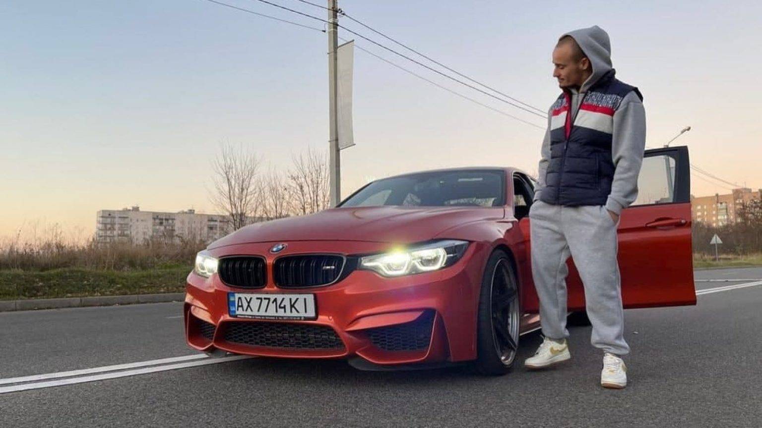 Відомий блогер Денис Повєткін скинув бетонну плиту на свій Porsche