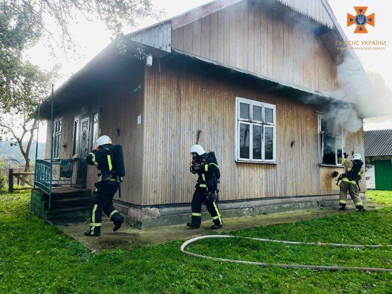 На пожежі в Калуському районі рятувальники виявили тіло жінки