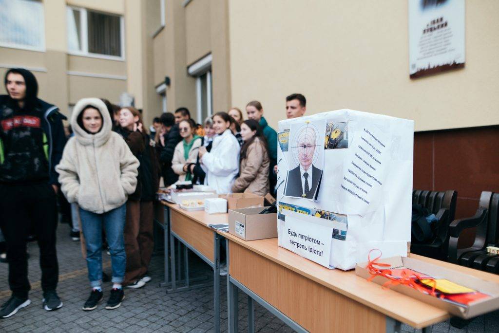 Першокурсники Івано-Франківська провели благодійний ярмарок на підтримку ЗСУ