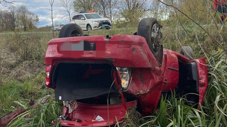 На Калущині автомобіль з’їхав із дороги та перекинувся. ФОТО