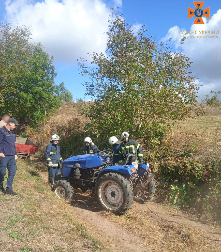 На Прикарпатті чоловік загинув під мінітрактором. ФОТО