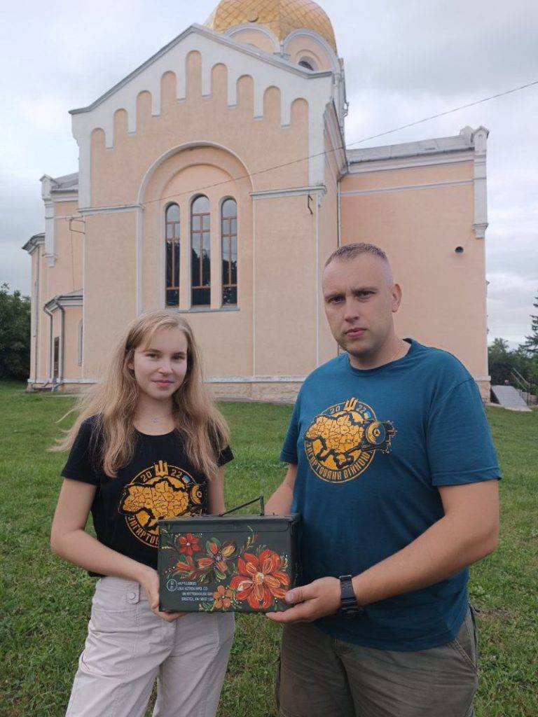 Вірні помічники воїнів: волонтери з Бурштина та їхній проєкт «Загартована війною»