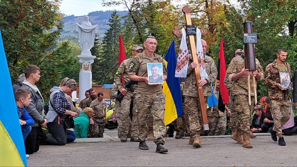 У Верховину прибув скорботний кортеж полеглих воїнів Василя Шкрібляка та Романа Петрусеняка