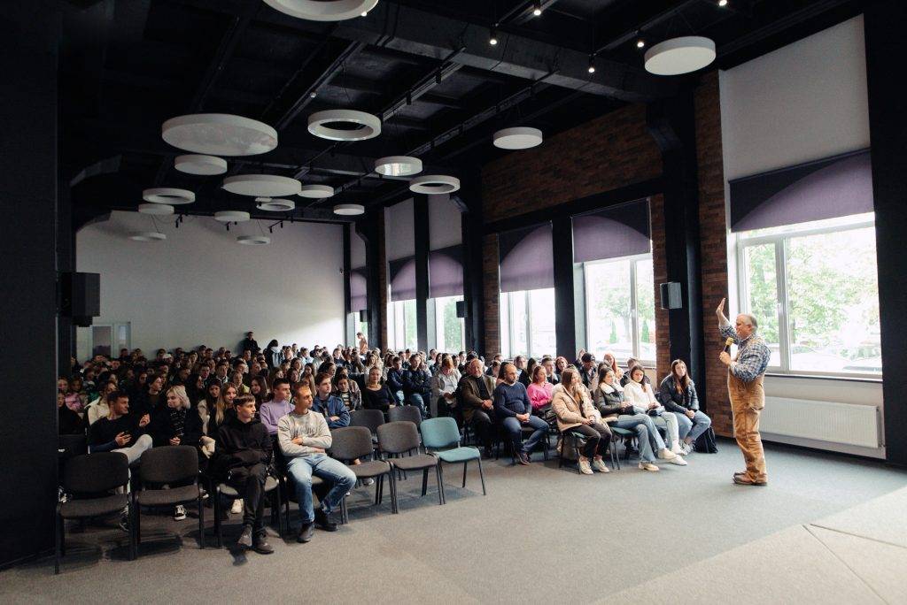 Професор нафтової інженерії Томас Блейзінгейм виступив перед студентами Івано-Франківська,університет короля данила