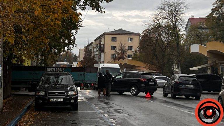 На вулиці Мельника у Франківську трапилася ДТП за участі таксі