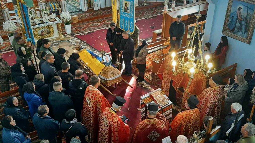 На Коломийщині десятки людей прийшли провести в останню путь молодого воїна Василя Надурака