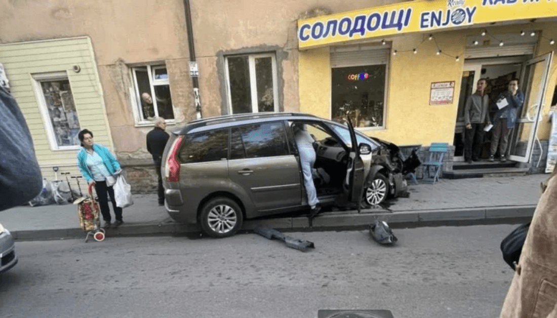 У середмісті Франківська водій Citroen пошкодив три авто і врізався в будинок