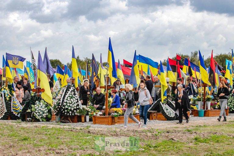 На франківській Алеї слави відслужили панахиду за полеглими героями