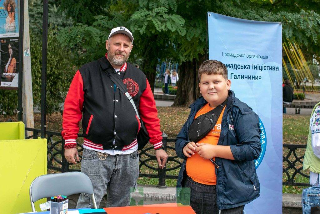 Середмістя Івано-Франківська заполонив благодійний ярмарок - збирають гроші для ЗСУ