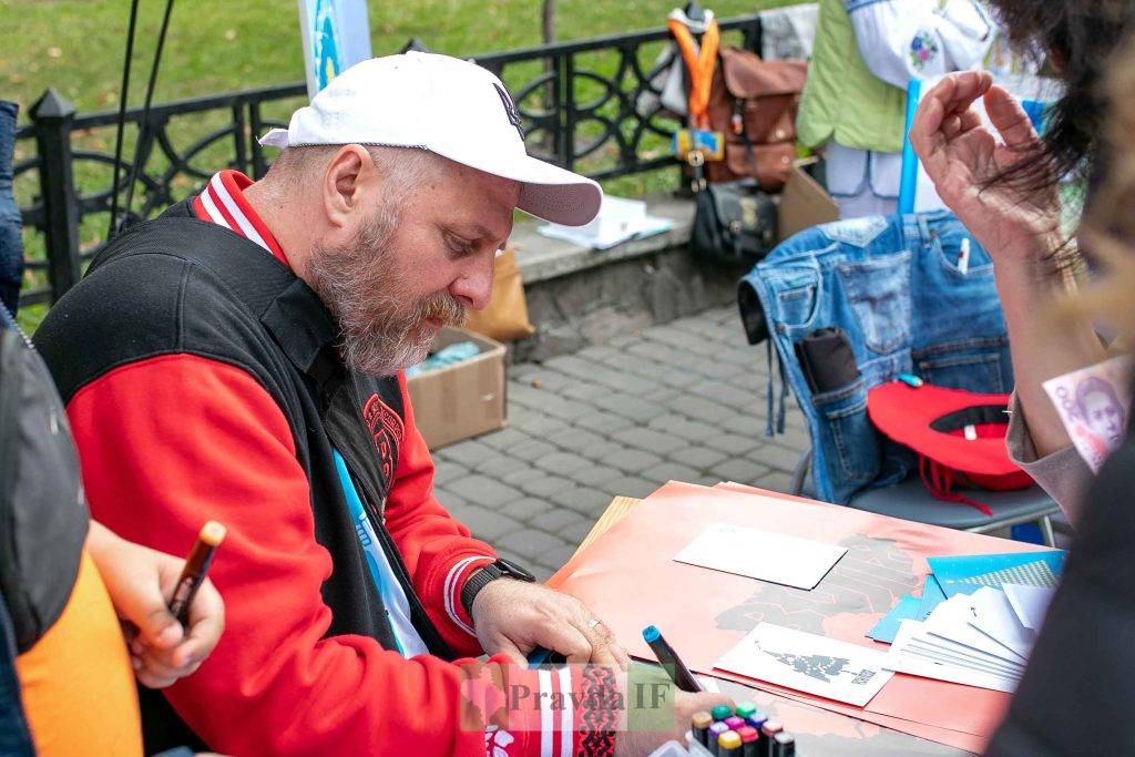 Середмістя Івано-Франківська заполонив благодійний ярмарок - збирають гроші для ЗСУ