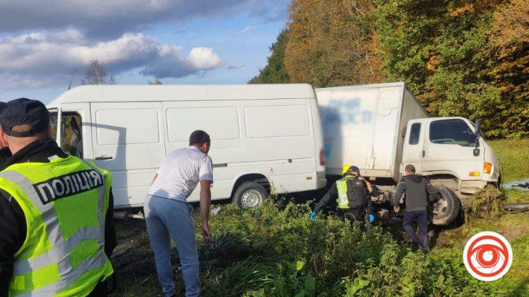 На Коломийщині зіштовхнулися вантажівка та бус: від удару автівки злетіли у кювет