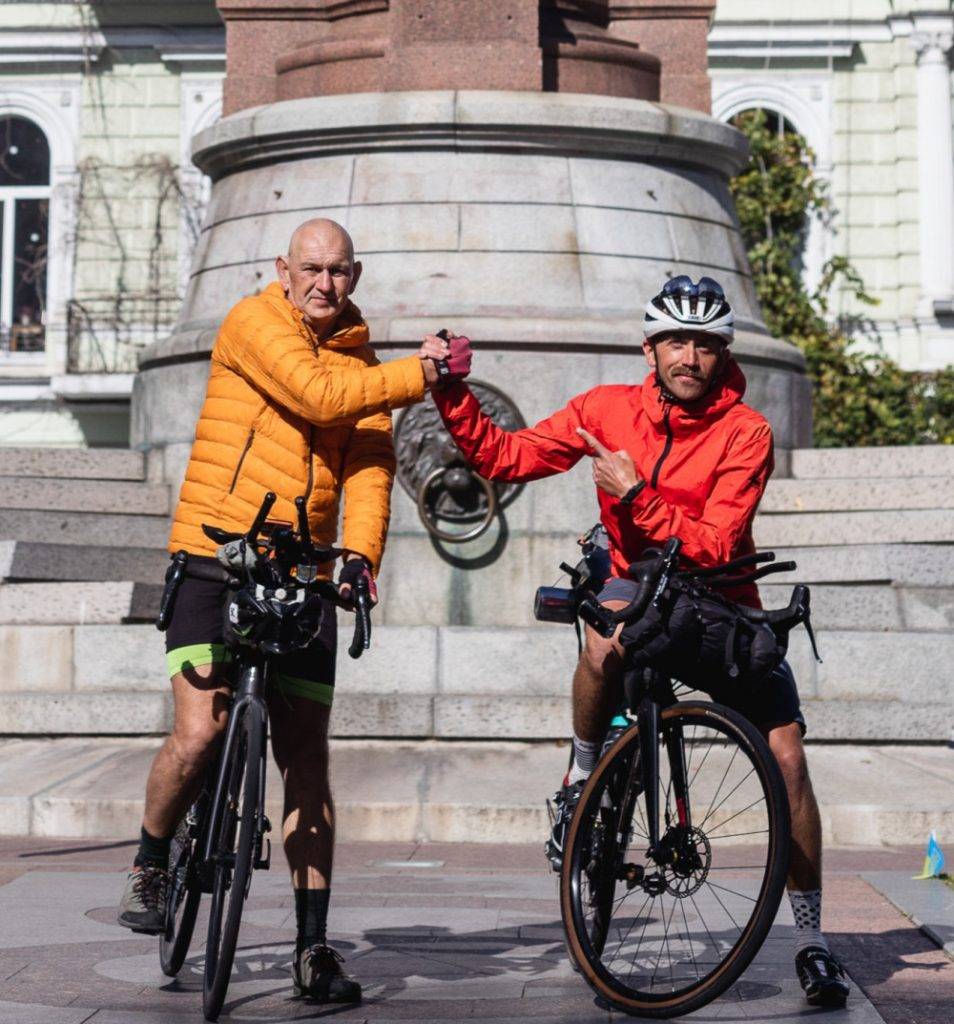 Франківець та німець здійснили велоподорож прифронтовими територіями, щоб зібрати гроші для ЗСУ