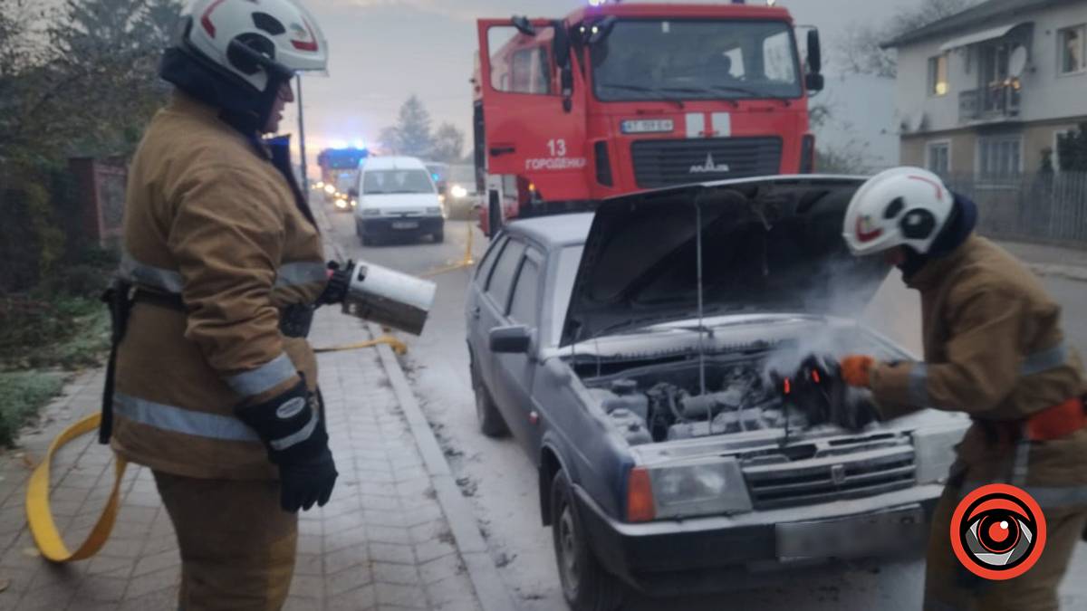 У Городенці пожежники рятували від вогню автомобіль