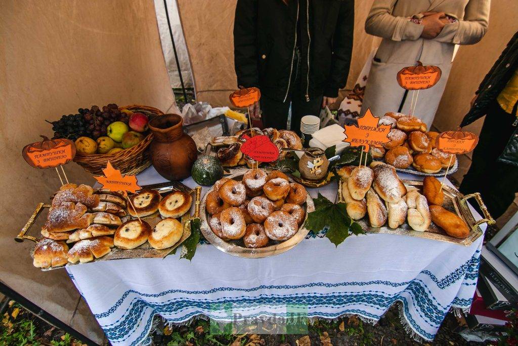 В Івано-Франківську провели благодійний ярмарок пампухів та пиріжків ФОТОРЕПОРТАЖ
