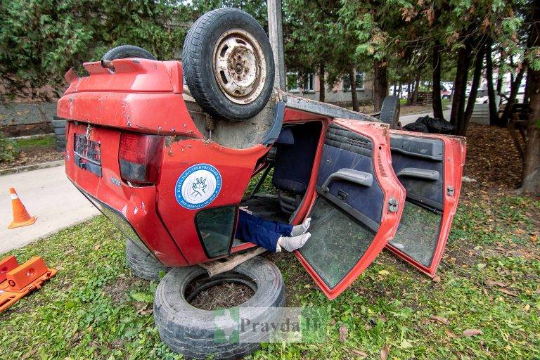 У Франківську поліцейські, рятувальники та медики вчилися евакуації постраждалих у ДТП. ФОТО