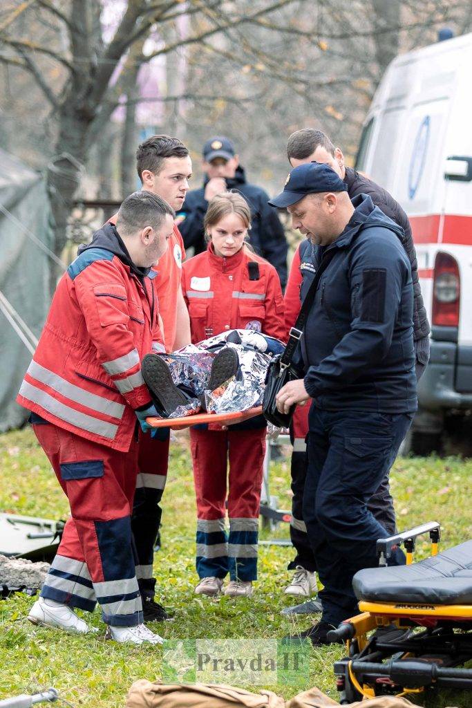 У Франківську медики, поліцейські та рятувальники вчилися евакуації постраждалих у ДТП. ФОТО