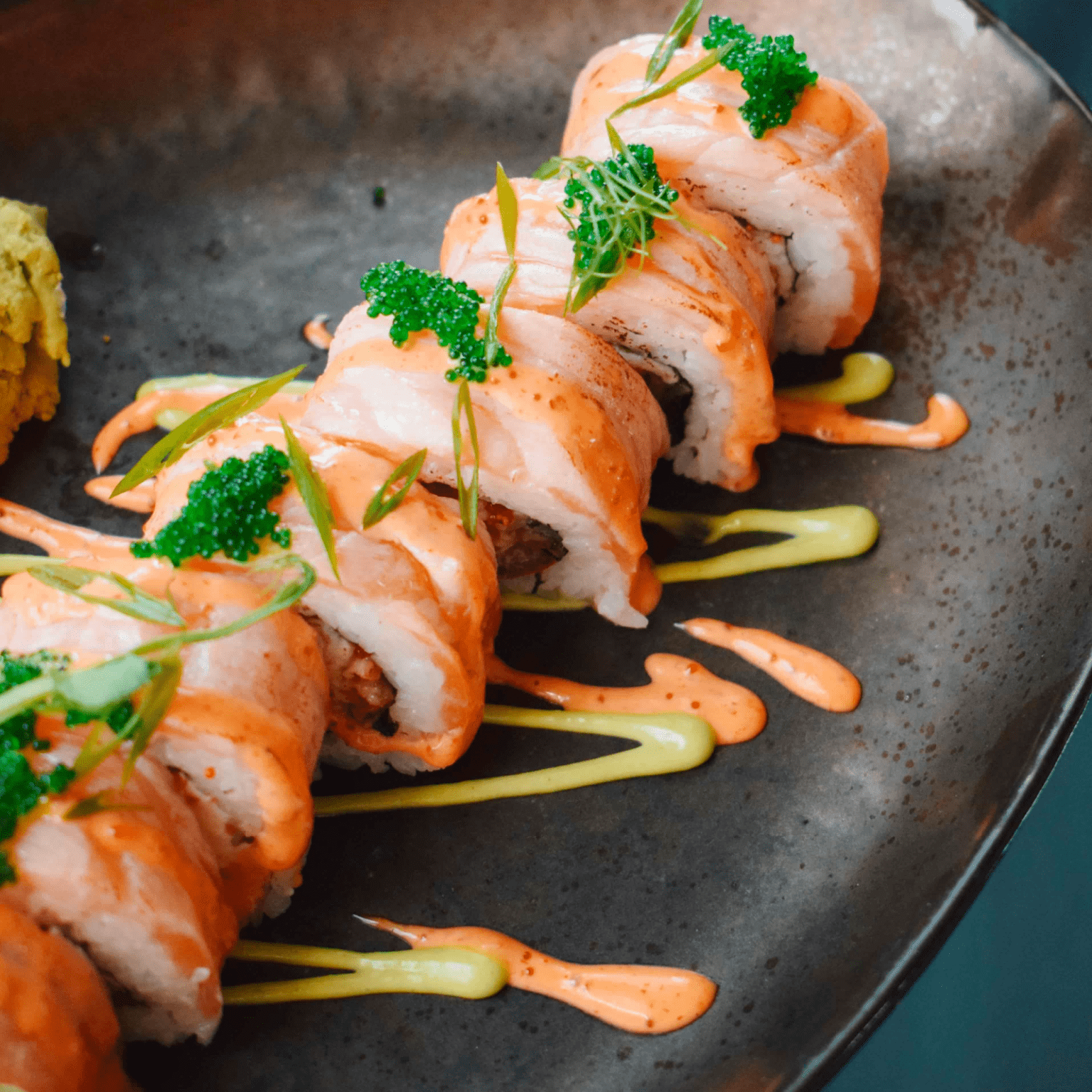 Суші для справжніх поціновувачів: Огляд найкращих закладів із доставкою у Запоріжжі!