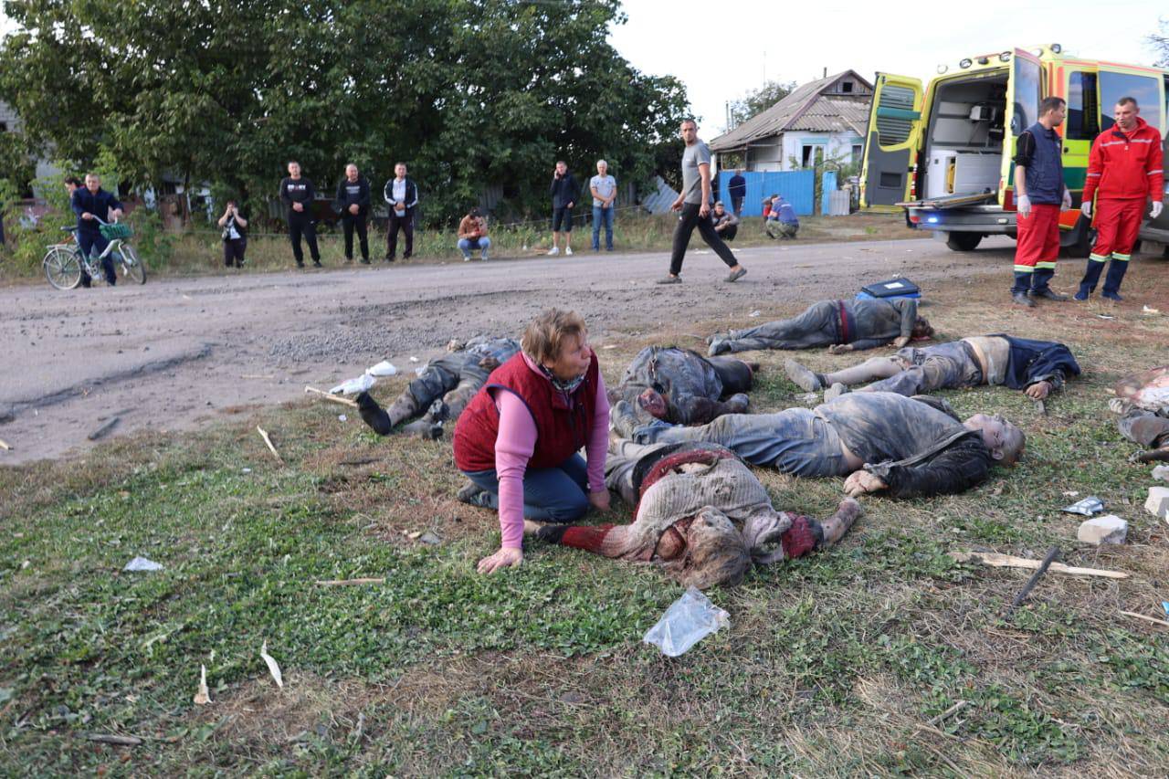 Росіяни вдарили по магазину та кафе на Харківщині, майже 50 загиблих. ФОТО